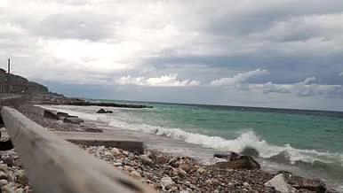 海滩巨浪拍打沙石视频的预览图